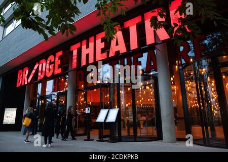 Londra, Regno Unito: 28 agosto 2020: I membri del pubblico arrivano al Bridge Theatre, che ha riaperto questa settimana per il pubblico dal vivo. Ralph Fiennes esegue un monologo autobiografico di David Hare, 'Beat the Devil', sulla pandemia del coronavirus e l'esperienza personale del drammaturgo di soffrire di COVID-19. Un pubblico di soli 250 persone sedette su sedili socialmente distanziati e fu chiesto di indossare copriviso ovunque. Anna Watson/Alamy Live News Foto Stock