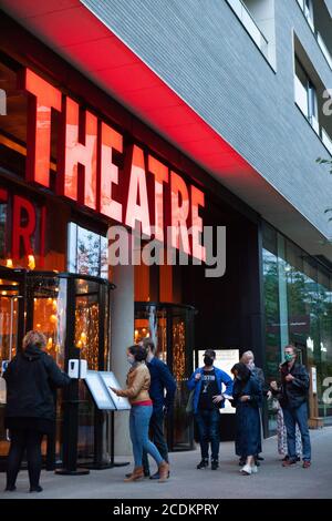 Londra, Regno Unito: 28 agosto 2020: I membri del pubblico arrivano al Bridge Theatre, che ha riaperto questa settimana per il pubblico dal vivo. Ralph Fiennes esegue un monologo autobiografico di David Hare, 'Beat the Devil', sulla pandemia del coronavirus e l'esperienza personale del drammaturgo di soffrire di COVID-19. Un pubblico di soli 250 persone sedette su sedili socialmente distanziati e fu chiesto di indossare copriviso ovunque. Anna Watson/Alamy Live News Foto Stock