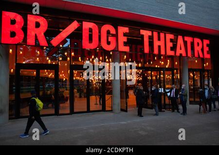 Londra, Regno Unito: 28 agosto 2020: I membri del pubblico arrivano al Bridge Theatre, che ha riaperto questa settimana per il pubblico dal vivo. Ralph Fiennes esegue un monologo autobiografico di David Hare, 'Beat the Devil', sulla pandemia del coronavirus e l'esperienza personale del drammaturgo di soffrire di COVID-19. Un pubblico di soli 250 persone sedette su sedili socialmente distanziati e fu chiesto di indossare copriviso ovunque. Anna Watson/Alamy Live News Foto Stock