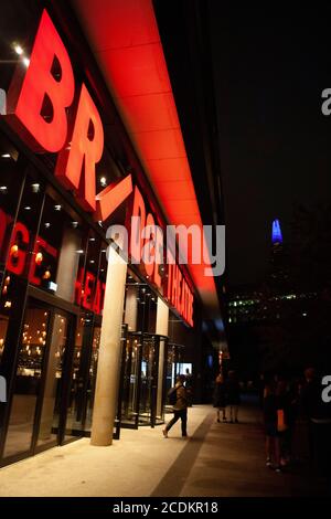 Londra, Regno Unito: 28 agosto 2020: I membri del pubblico lasciano il Bridge Theatre, che ha riaperto questa settimana per il pubblico dal vivo. Ralph Fiennes esegue un monologo autobiografico di David Hare, 'Beat the Devil', sulla pandemia del coronavirus e l'esperienza personale del drammaturgo di soffrire di COVID-19. Un pubblico di soli 250 persone sedette su sedili socialmente distanziati e fu chiesto di indossare copriviso ovunque. Anna Watson/Alamy Live News Foto Stock