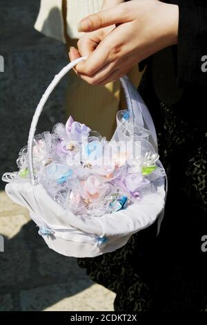Cestino con il matrimonio Decorazione caramelle. Foto Stock