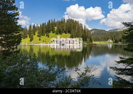 LAGO DI MISURINA, VENETO/ITALIA - 9 AGOSTO : Vista del Lago di Misurina vicino Auronzo di Cadore, Veneto, Italia il 9 agosto 2020. Persone non identificate Foto Stock