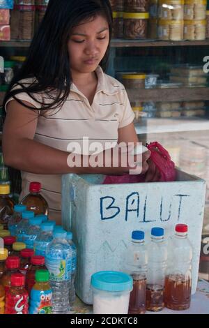 ragazza che vende balut - sbirciato, uova d'anatra cotte Foto Stock