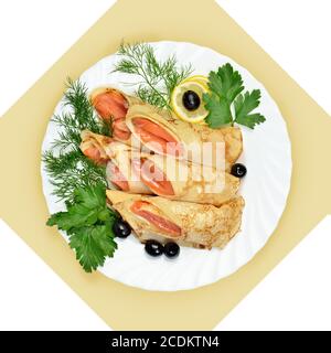 Involtini di salmone in crepes con verdure su piatto bianco. Foto Stock