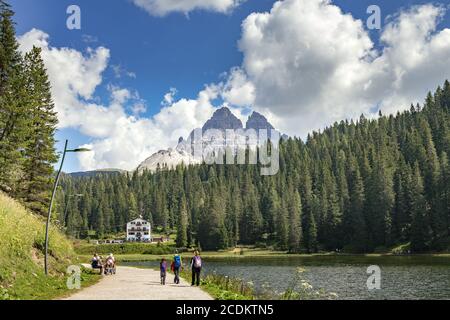 LAGO DI MISURINA, VENETO/ITALIA - 9 AGOSTO : Passeggiate intorno al Lago di Misurina nei pressi di Auronzo di Cadore, Veneto, Italia il 9 agosto 2020. Persone non identificate Foto Stock