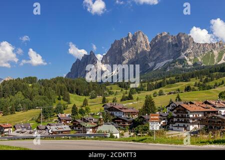 CORTINA D'AMPEZZO, VENETO/ITALIA - 9 AGOSTO : Vista delle Dolomiti vicino Cortina d'Ampezzo, Veneto, Italia il 9 agosto 2020 Foto Stock