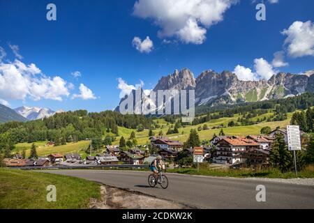 CORTINA D'AMPEZZO, VENETO/ITALIA - 9 AGOSTO : Ciclismo nelle Dolomiti vicino Cortina d'Ampezzo, Veneto, Italia il 9 agosto 2020. Una persona non identificata Foto Stock