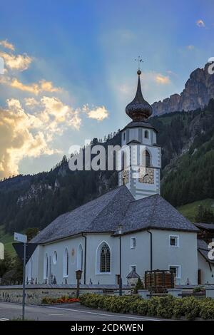 COLFOSCO, ALTO ADIGE/ITALIA - 8 AGOSTO : veduta della Parrocchiale di San Vigilio a Colfosco, Alto Adige, Italia il 8 agosto 2020 Foto Stock