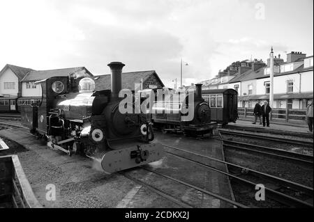 'Lindaa' (a sinistra) e 'Palmerston' (a destra) al porto di Porthmadog. Foto Stock