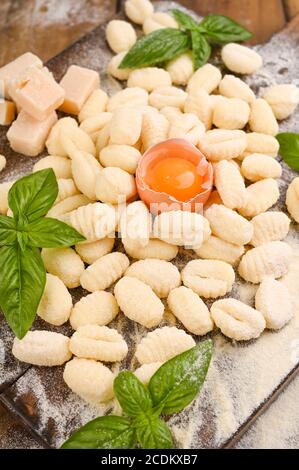 Gnocchi con patate. Cucina italiana tradizionale di Roma, Sardegna, sud italia. Gnocchi fatti in casa con parmigiano, uova, farina di mais (semola). Su un tavolo di legno. Foto di alta qualità. Spazio di copia Foto Stock