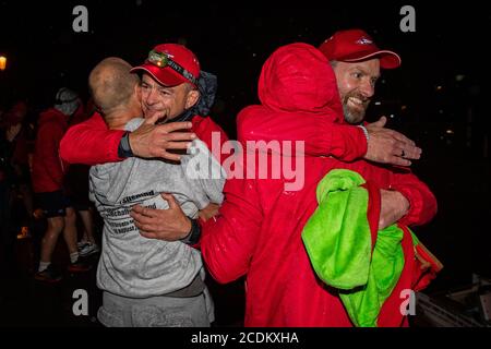 La squadra di quattro, in rappresentanza di MND impegnativo, festeggia dopo aver superato un Guinness World Record per viaggiare per la lunghezza del Tamigi (128 miglia) in un pedalo nel tempo più veloce mai. Il team ha viaggiato da Lechlade a Teddington Lock con l'obiettivo di rompere l'attuale Guinness World Record per la impresa che attualmente si trova a quattro giorni, 12 ore, 49 minuti e 17 secondi - ottenuta da un team di quattro nel 2018. Foto Stock