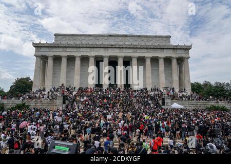 Washington, DC, Stati Uniti. 28 Agosto 2020. Una folla discende sul Lincoln Memorial dopo che il reverendo al Sharpton parla al Lincoln Memorial durante la commemorazione del 2020 del 57° anniversario della marcia su Washington al Lincoln Memorial venerdì 28 agosto 2020. Lo scopo della marcia è stato un appello alla giustizia e la fine della brutalità della polizia alla luce dell'eruzione della recente uccisione di uomini neri e donne non armati da parte della polizia. Foto di Jemal Countess/UPI Credit: UPI/Alamy Live News Foto Stock