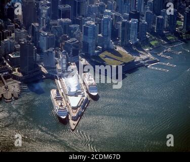 Canada Place con Celebrity Century e Statendam Cruise Ships aeree Foto Stock