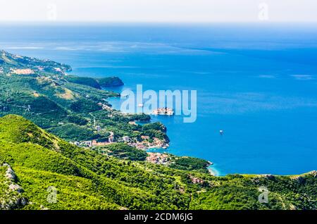 Vista su montagna, mare, e Sveti Stefan isola, Montenegro Foto Stock