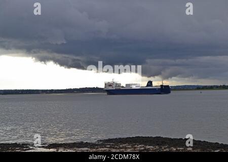 La nave Norstream sulla rotta dei traghetti da carico Zeebrugge a Tilbury operata da P&o Ferries, vista sotto il cielo tempestoso a Cliffe, Kent, agosto Foto Stock