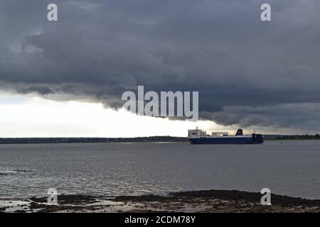 La nave di trasporto Norstream sulla rotta Zeebrugge toTilbury cargo traghetto operata da P&o Ferries visto sotto i cieli tempestosi a Cliffe, Kent, agosto Foto Stock