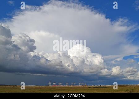 Tempesta con nube di incudine, un cumulonimbus, visto su Essex da Cliffe, Kent nord che guarda sul Tamigi e DP World Gateway container porto, agosto. Foto Stock