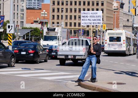 Ottawa, Canada. Agosto 2020. Il protetore della cospirazione sul lato della strada con il segno che dichiara la pandemia del Covid 19 è una frode Foto Stock