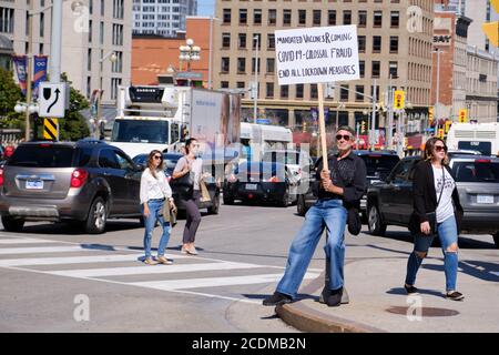 Ottawa, Canada. Agosto 2020. Il protetore della cospirazione sul lato della strada con il segno che dichiara la pandemia del Covid 19 è una frode Foto Stock