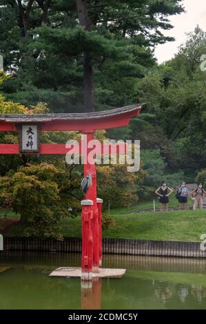 Visitatori che indossano maschere protettive al Japanese Hill-and-Pond Garden presso il Brooklyn Botanic Garden a New York City, agosto 2020 Foto Stock