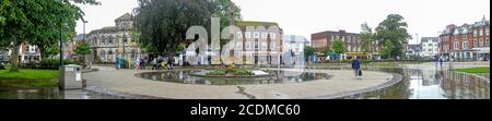 Memoriale di guerra nel centro di Exeter a Devon, Regno Unito in una giornata bagnata e piovosa. Foto Stock