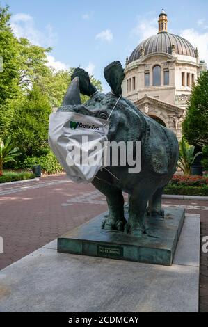 Scultura Rhino con maschera protettiva in Astor Court al Zoo di Bronx Foto Stock