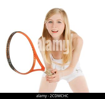 Donna giocando a tennis in attesa palla da tennis su bianco Foto Stock