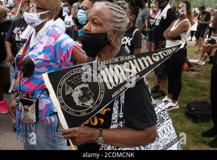 Washington DC, Stati Uniti. 28 agosto 2020: I dimostranti sono mostrati al National Action Network (Nan) impegno marzo: 'Get Your Knee off our necks!'' vicino al Lincoln Memorial in durante il 57 ° anniversario del 1963 marzo a Washington, DC. Credit: Brian Branch Price/ZUMA Wire/Alamy Live News Foto Stock