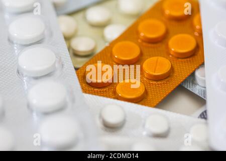 / Medico-sanitaria concetto: alcuni medici pillole colorate Foto Stock