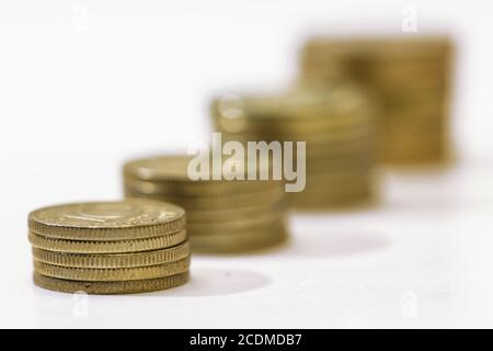 Il denaro il concetto di crescita, dove le piccole monete in una pila diventa sempre più grande e più per ciascuna pila. Foto Stock