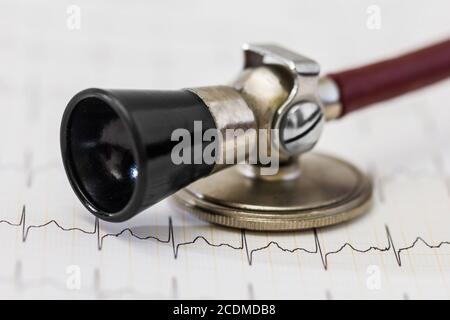 Cardiogram tracciato del polso e il concetto di uno stetoscopio per le malattie cardiovascolari medical exam Foto Stock