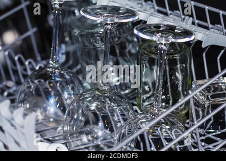 Cucina Lavastoviglie con bicchieri di vino Foto Stock