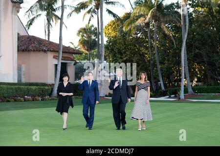 Palm Beach, FL - SETTIMANA DEL 16 APRILE: Il presidente Donald J. Trump e la First Lady Melania Trump camminano con il primo ministro giapponese Shinzo Abe e sua moglie, la signora Akie Abe, prima di partecipare alla cena a Mar-a-Lago, martedì 17 aprile 2018, a Palm Beach, FL persone: Presidente Donald Trump, primo ministro giapponese Shinzo Abe Credit: Storms Media Group/Alamy Live News Foto Stock