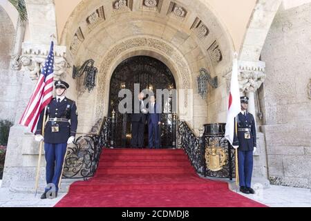 Palm Beach, FL - settimana di aprile 16: Presidente Trump accoglie Primo Ministro giapponese Shinzo Abe a Mar-a-Lago, Martedì, 17 aprile 2017, per l'inizio di due giorni di incontri in Palm Beach, FL. Persone: presidente Donald Trump, Giappone il Primo Ministro Shinzo Abe Foto Stock