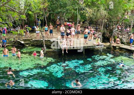 QUINTANA ROO, MESSICO - APRILE 15,2019 : locali e turisti che si godono un cenote all'aperto nella giungla dello Yucatan in Messico Foto Stock