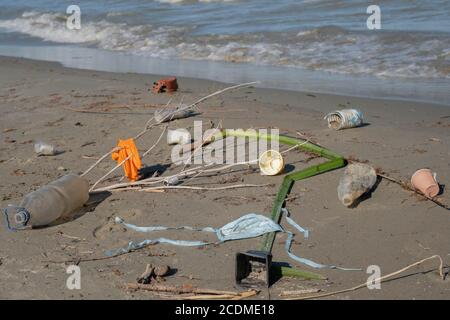 Immagine simbolica inquinamento ambientale, rifiuti plastici sulle rive del Danubio, delta del Danubio, Vylkove, Ucraina Foto Stock