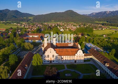 Monastero di Benediktbeuern, con cortile interno, Benediktbeuern e Benediktenwand alle spalle, Toelzer Land, tiro con il drone, colline alpine, Upper Foto Stock