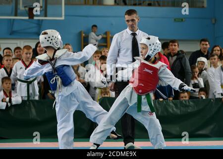 Orenburg, Russia - 19 ottobre 2019: I ragazzi gareggiano in taekwondo al campionato aperto di Orenburg Taekwondo Foto Stock