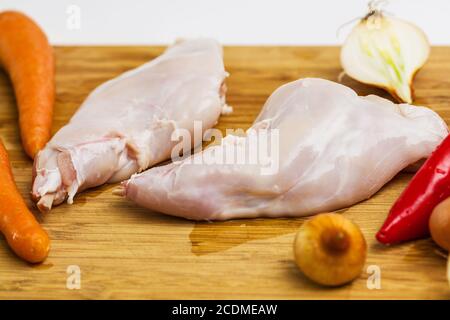 Alcuni pezzi di materie carne di coniglio con spezie e verdure Foto Stock
