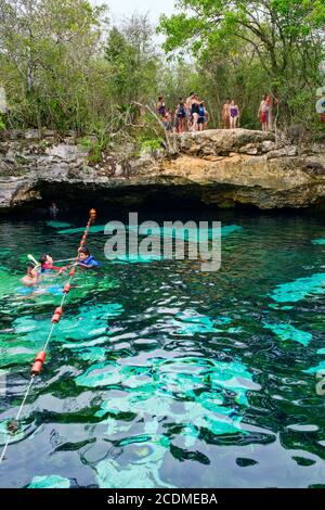 QUINTANA ROO, MESSICO - APRILE 15,2019 : locali e turisti che si godono un cenote all'aperto nella giungla dello Yucatan in Messico Foto Stock