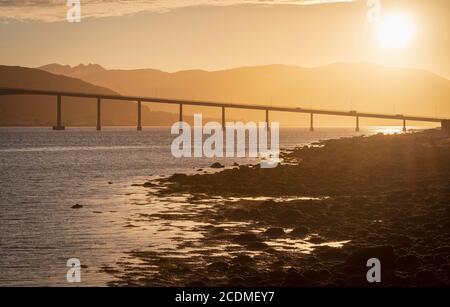 Ponte sulla Gissoy Straumen autostrada E6 al tramonto, Kleppstad, Lofoten, Nordland, Norvegia Foto Stock