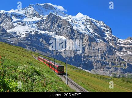 Jungfrau Ferrovia a Kleine Scheidegg di fronte al Massiccio Jungfrau, Patrimonio Naturale dell'Umanità dell'UNESCO, Wengen, Jungfrau Regione, Alpi Bernesi, Bernese Foto Stock