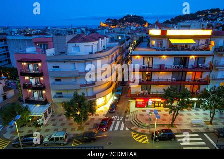 Carrer Tomas Barb strade di notte a Tossa de Mar Foto Stock