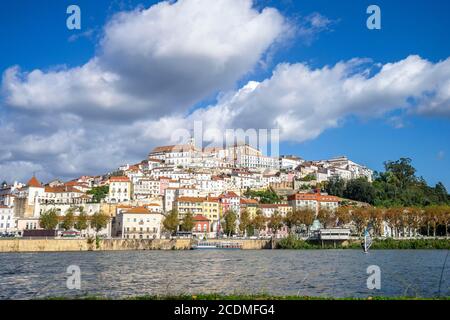 Paesaggio urbano con il fiume Mondego, Coimbra, Portogallo Foto Stock