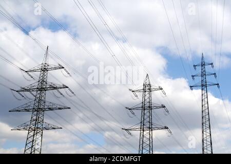 piloni ad alta tensione Foto Stock