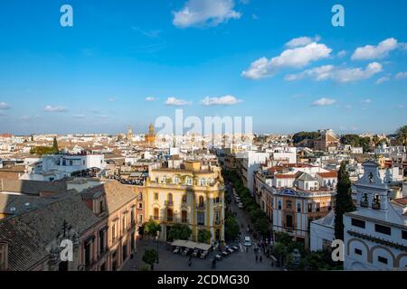 Vista sulla città, vista sulla città vecchia dalla torre la Giralda, con Plaza Virgen de los Reyes, Cattedrale di Siviglia, Siviglia, Andalusia, Spagna Foto Stock