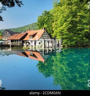 Mulino presso la sorgente di Blautopf, Blaubeuren, Giura svevo, Baden-Wuerttemberg, Germania Foto Stock