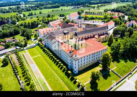 Vista aerea, Abbazia Imperiale, Monastero di Ochsenhausen, con Chiesa del Monastero di San Giorgio, Ochsenhausen, Contea di Biberach, alta Svevia Foto Stock