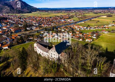 Vista aerea, Castello di Marquartstein, castello medievale in cima alla collina, Tiroler Achen, Marquartstein Alto quartiere bavarese di Traunstein, Germania Foto Stock