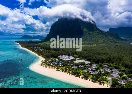 Vista aerea, Berg le Morne, con hotel di lusso LUX le Morne Resort, Mauritius, Africa Foto Stock